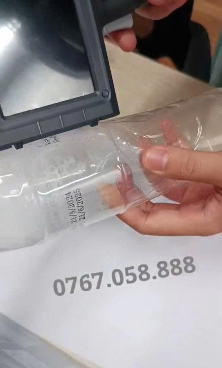 Vì sao mực in date bám chắc trên bề mặt nhựa và kim loại? năm 2025